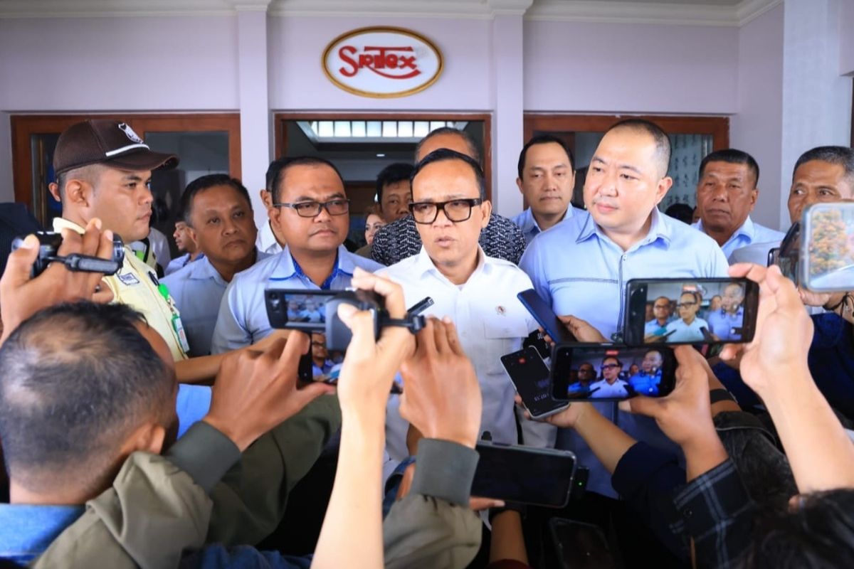PHK massal : Awal bulan menjadi petaka 10 ribu buruh Sritex Group